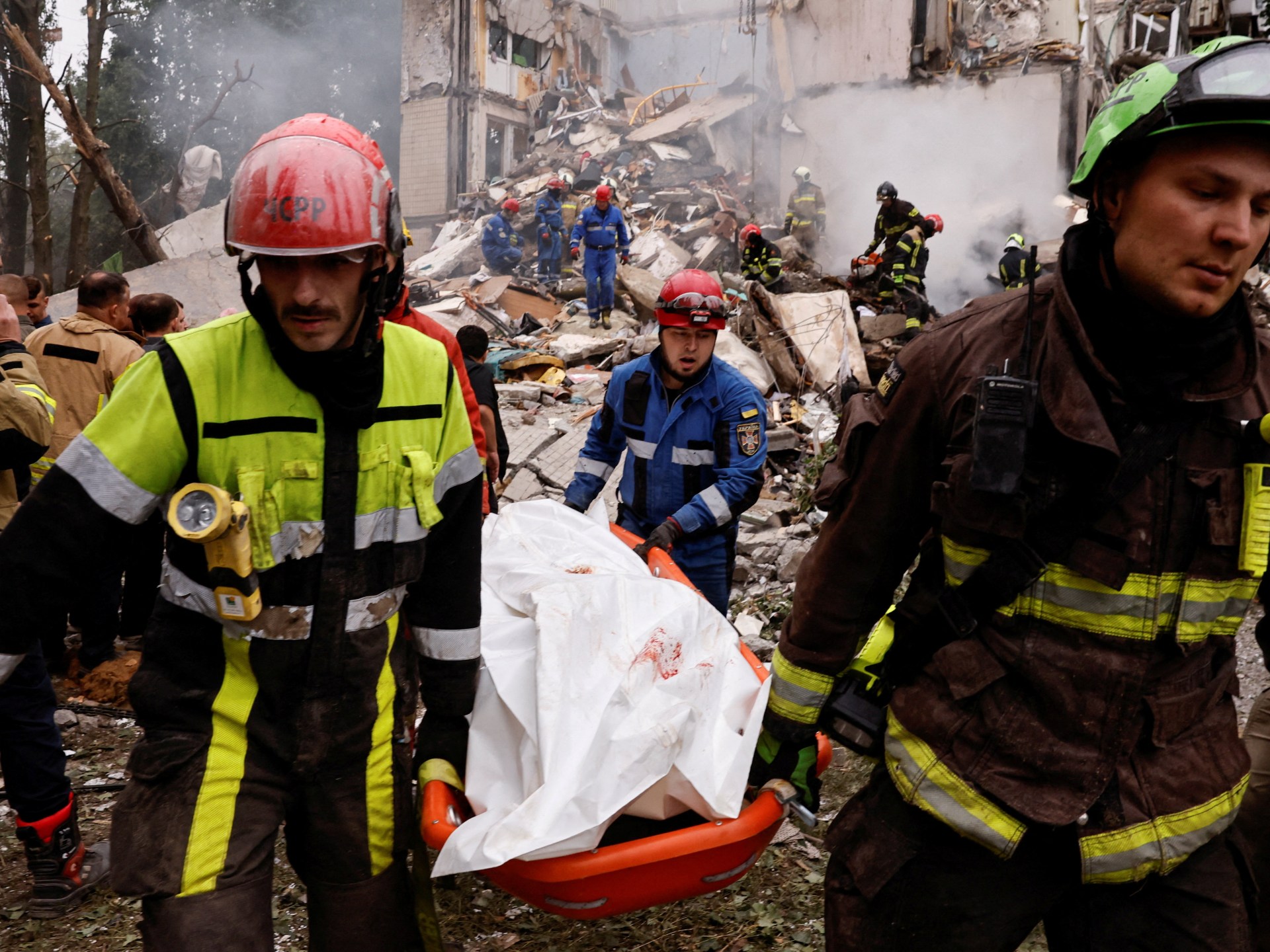 ¡Impactante ataque ruso en Kyiv deja 32 muertos, incluyendo 5 niños! La verdad detrás de la devastación del misil que destruyó un apartamento residencial sin vínculos militares