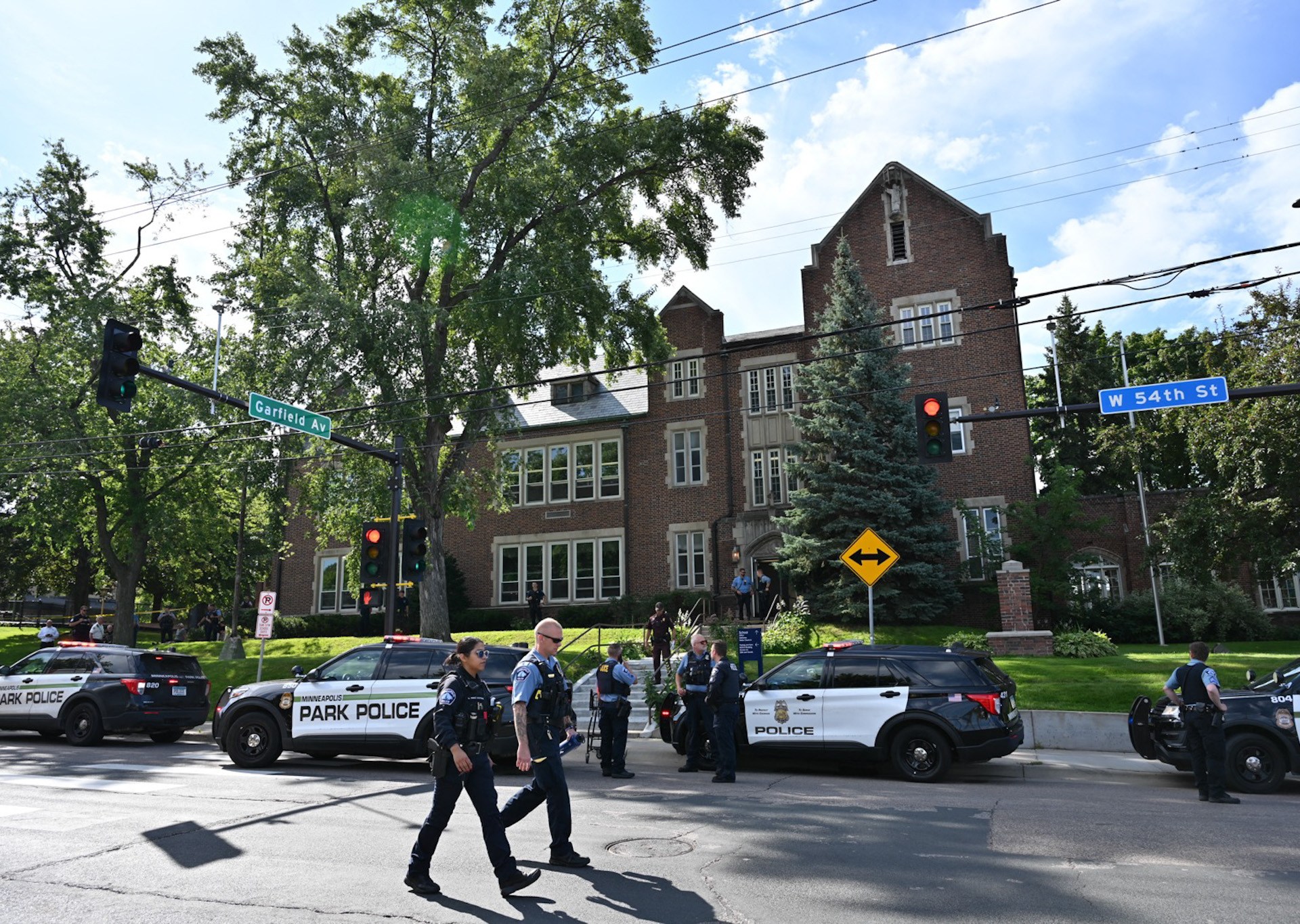 ¡Tragedia en Minneapolis: Niño de 8 años y niña de 10 muertos en tiroteo en misa escolar, 17 heridos y el atacante se arrebata la vida!