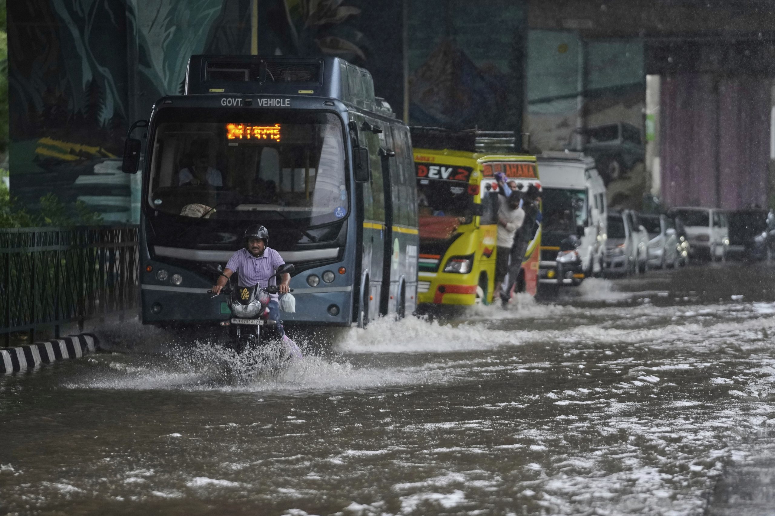 ¡Desastre en la Himalaya! Lluvias torrenciales dejan 34 muertos, más de 200,000 desplazados y hunden el sagrado santuario Sikh en un devastador fenómeno de inundaciones y deslaves en India y Pakistán