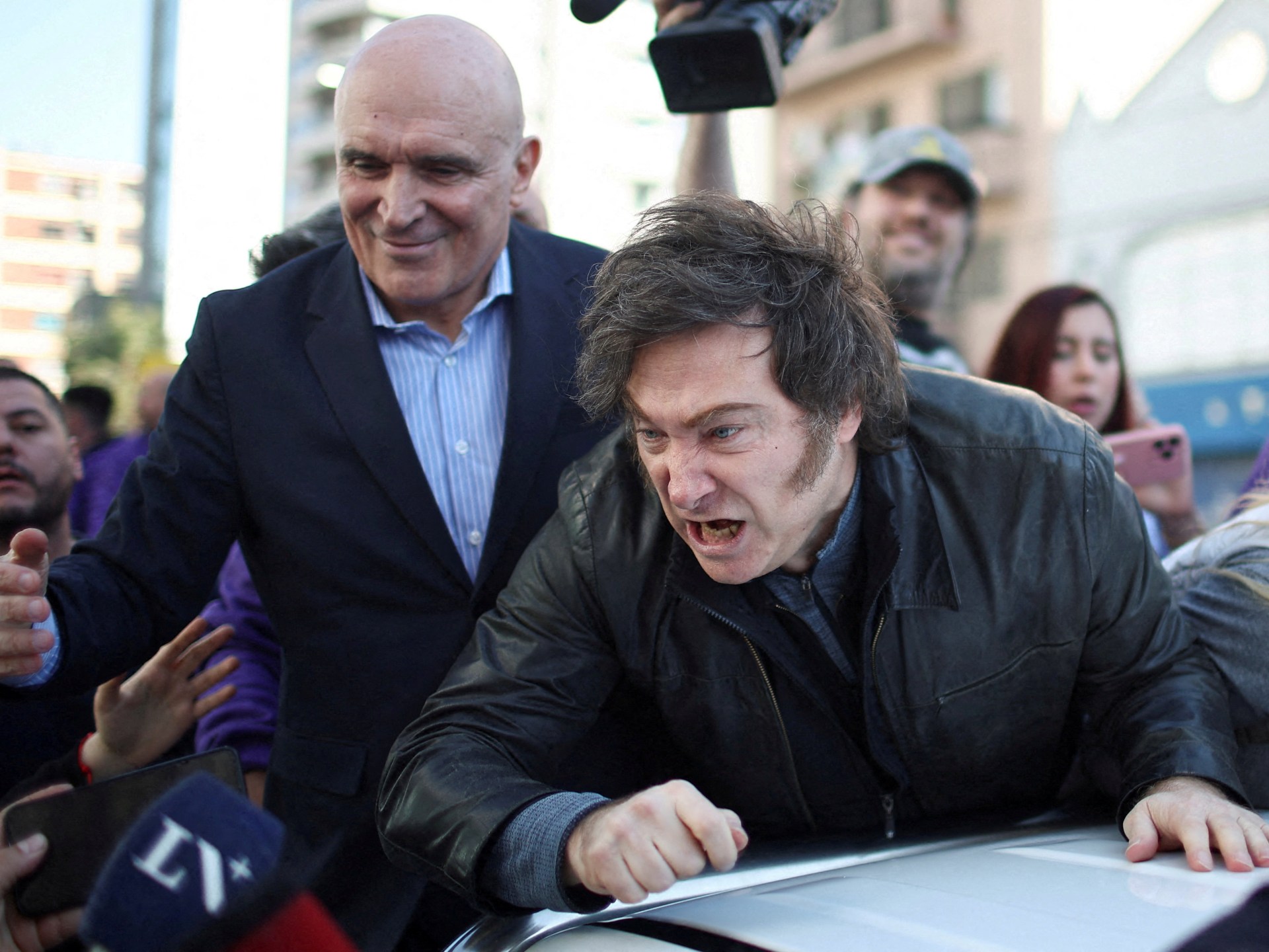 ¡Escándalo en Argentina! Milei enfrenta crisis por escándalo de soborno y protestas violentas mientras se acercan elecciones clave