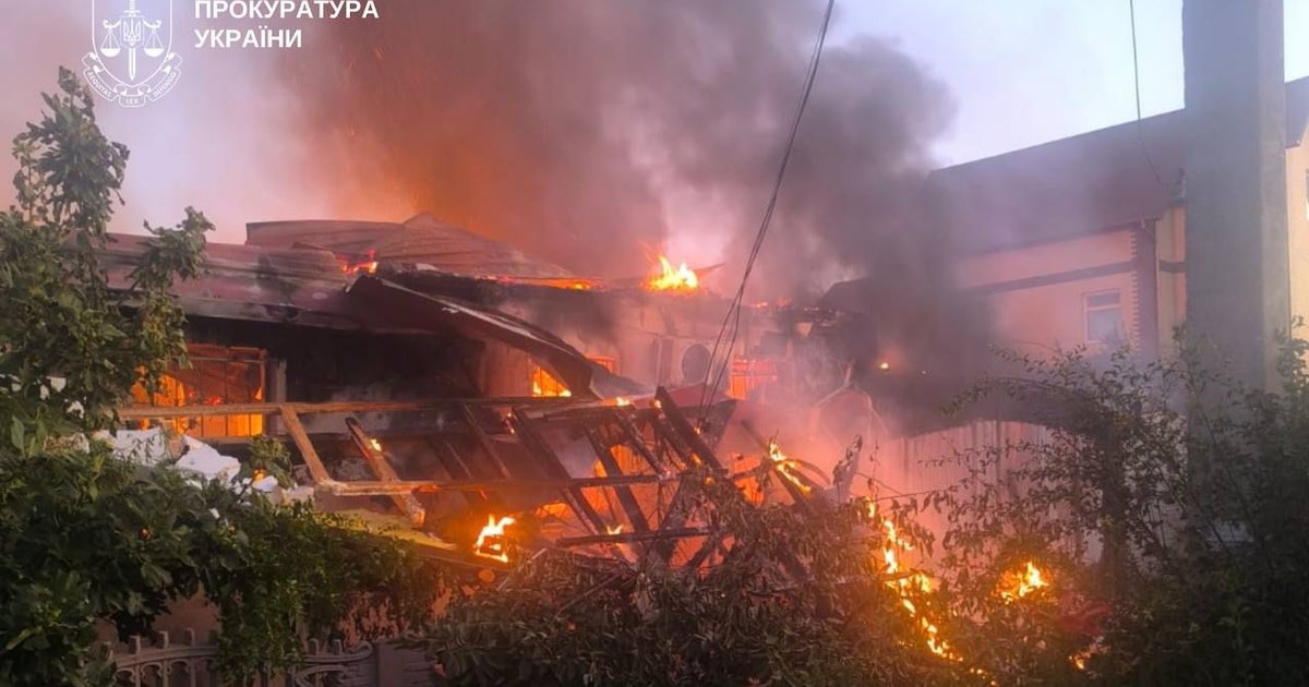 ¡RUSIA ATACA KHERSÓN CON VIOLENCIA DESATADA: AL MENOS UNA MUJER DE 81 AÑOS ASESINADA Y DOS HERIDOS EN NUEVO BOMBARDEO!