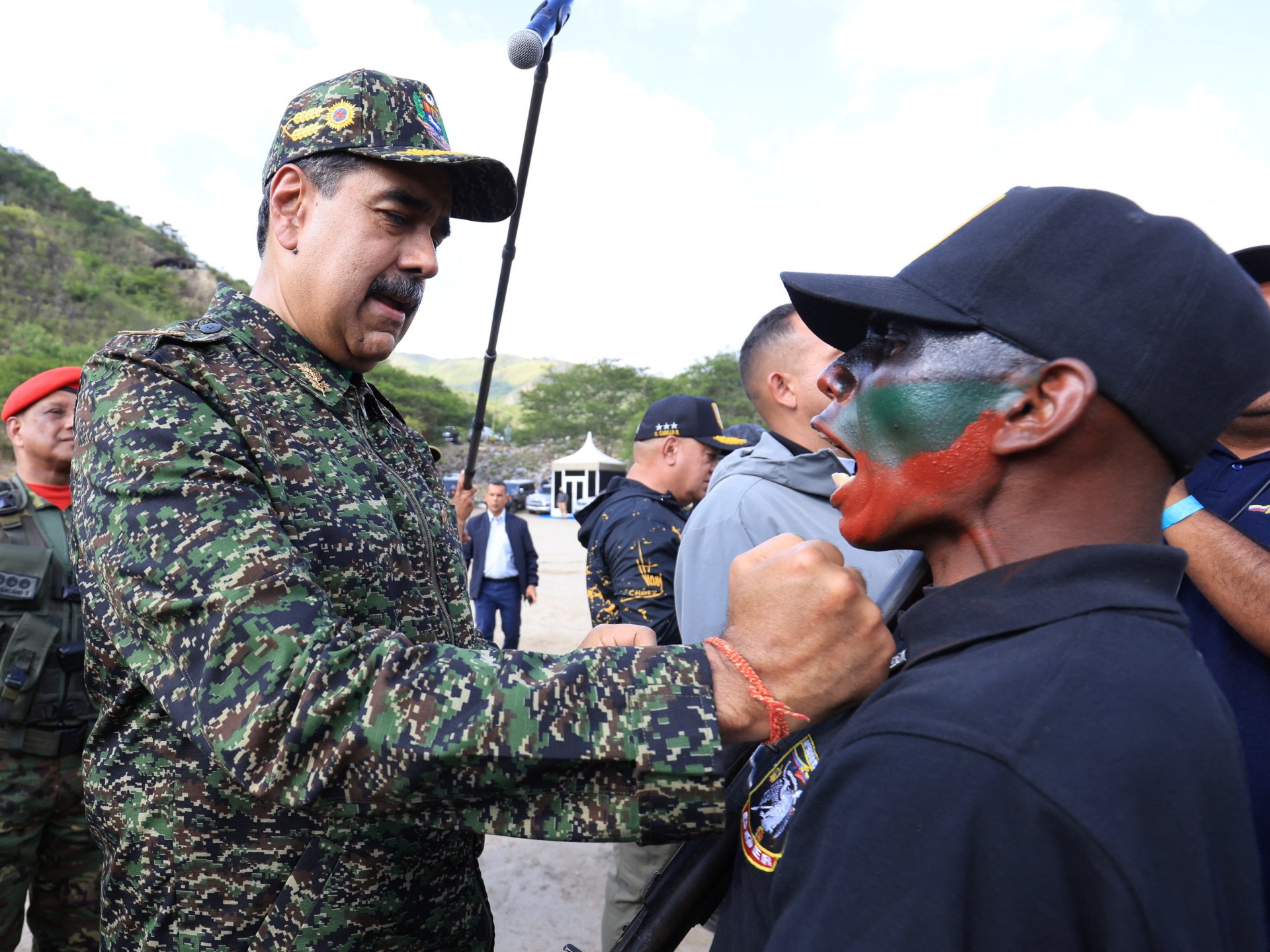 ¡Maduro advierte que Venezuela está lista para defender su soberanía ante la llegada de la armada de EE. UU. en medio de tensión y acusaciones de propaganda militar!