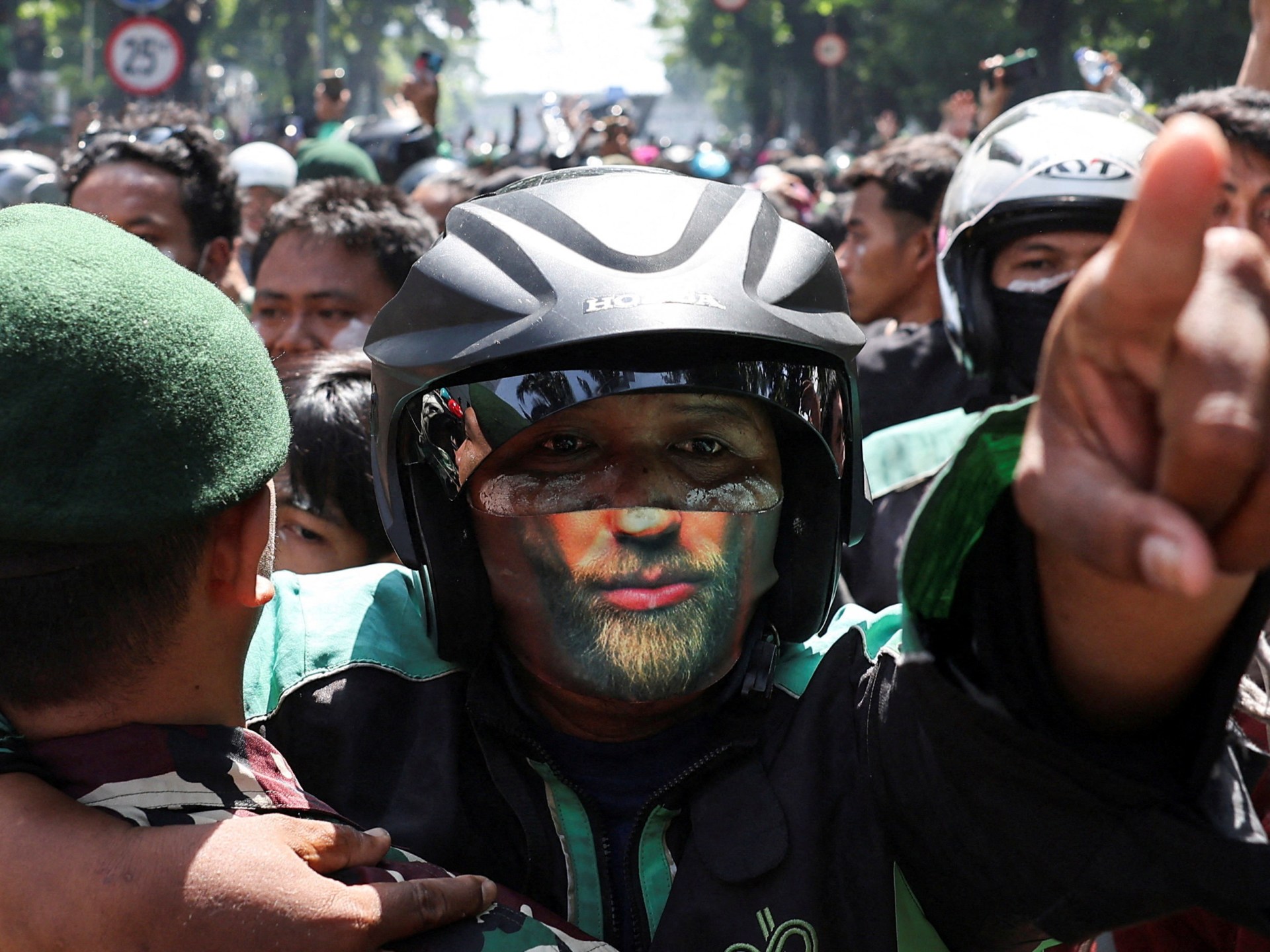 ¡Choque mortal en Jakarta: Policía acribilla a taxista motociclista durante protestas por costo de vida y corrupción!