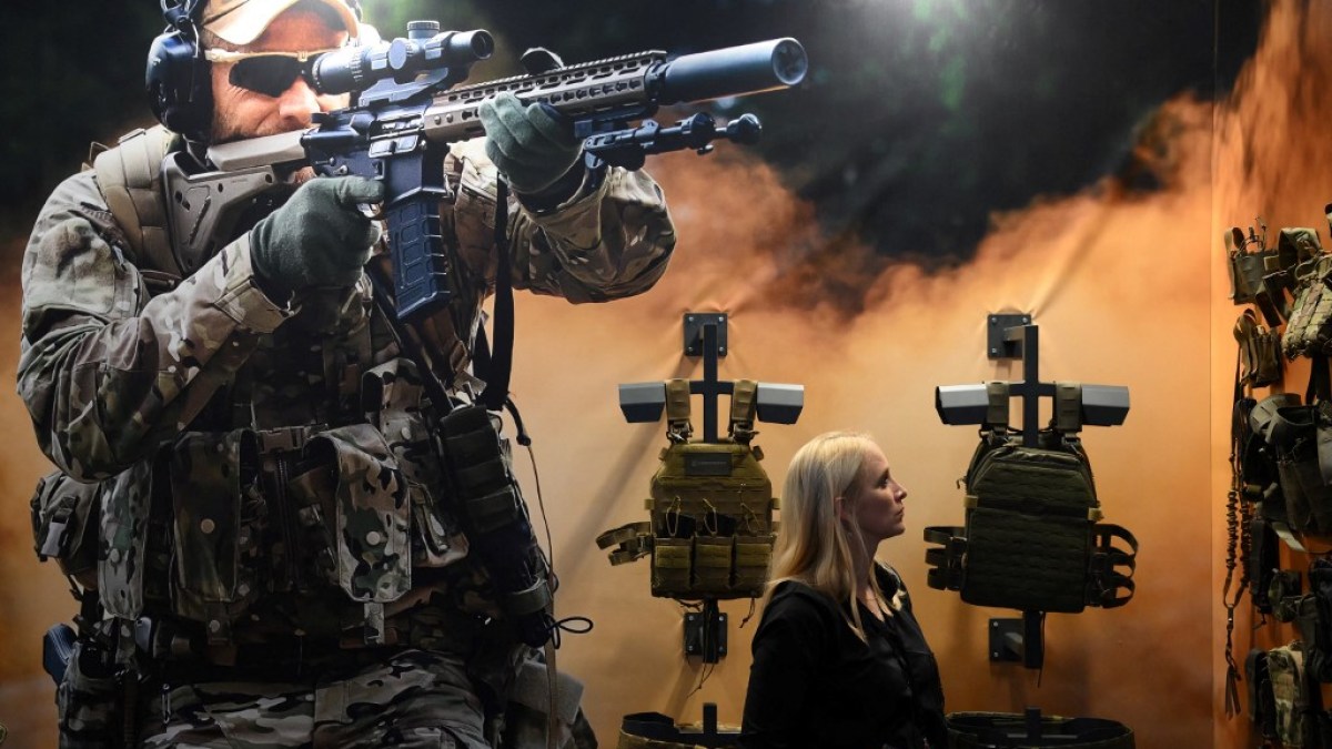 Reino Unido prohíbe delegación israelí en gran feria de armas por escalada en Gaza y denuncia “error” en la ofensiva; Londres congela exportaciones y sanciona a ministros ultraderechistas