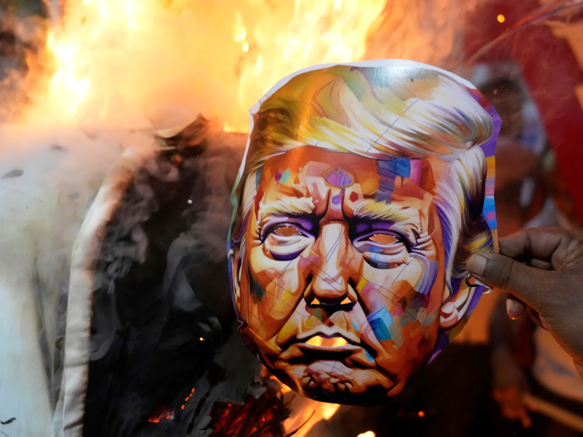 ¡Corte de EE. UU. declara ilegal la política de aranceles total de Trump pero deja que siga en vigor!