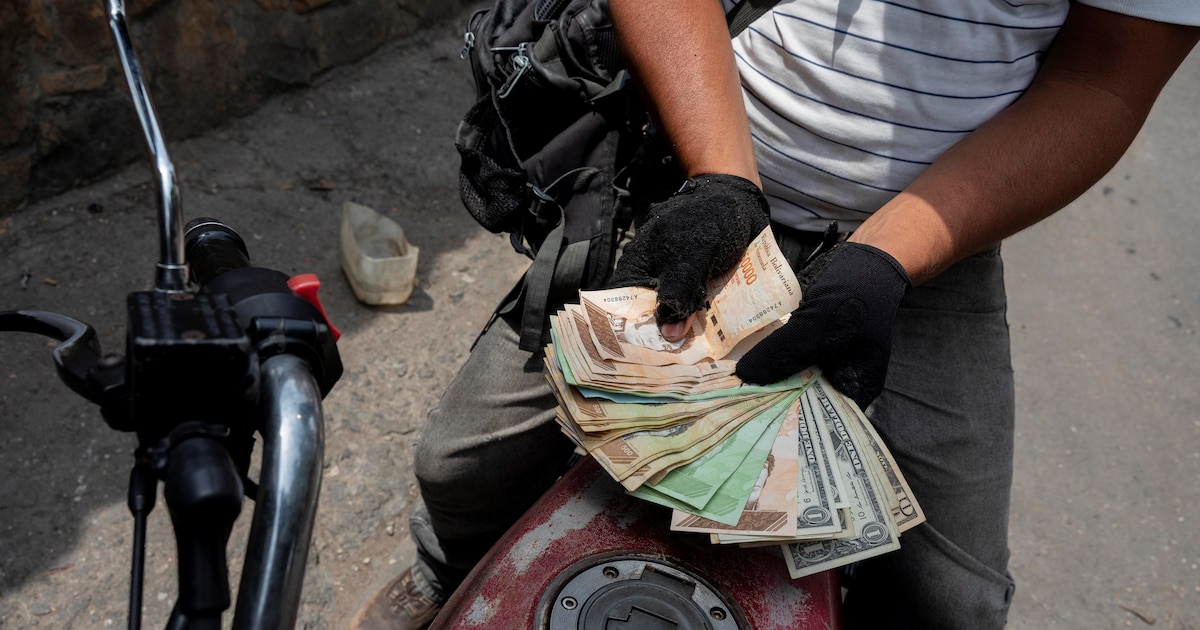 ¡Colapso financiero en Venezuela: el bolívar se desploma un 15% en agosto y acumula una caída del 65% en 2024, alimentando la crisis y encareciendo todo!