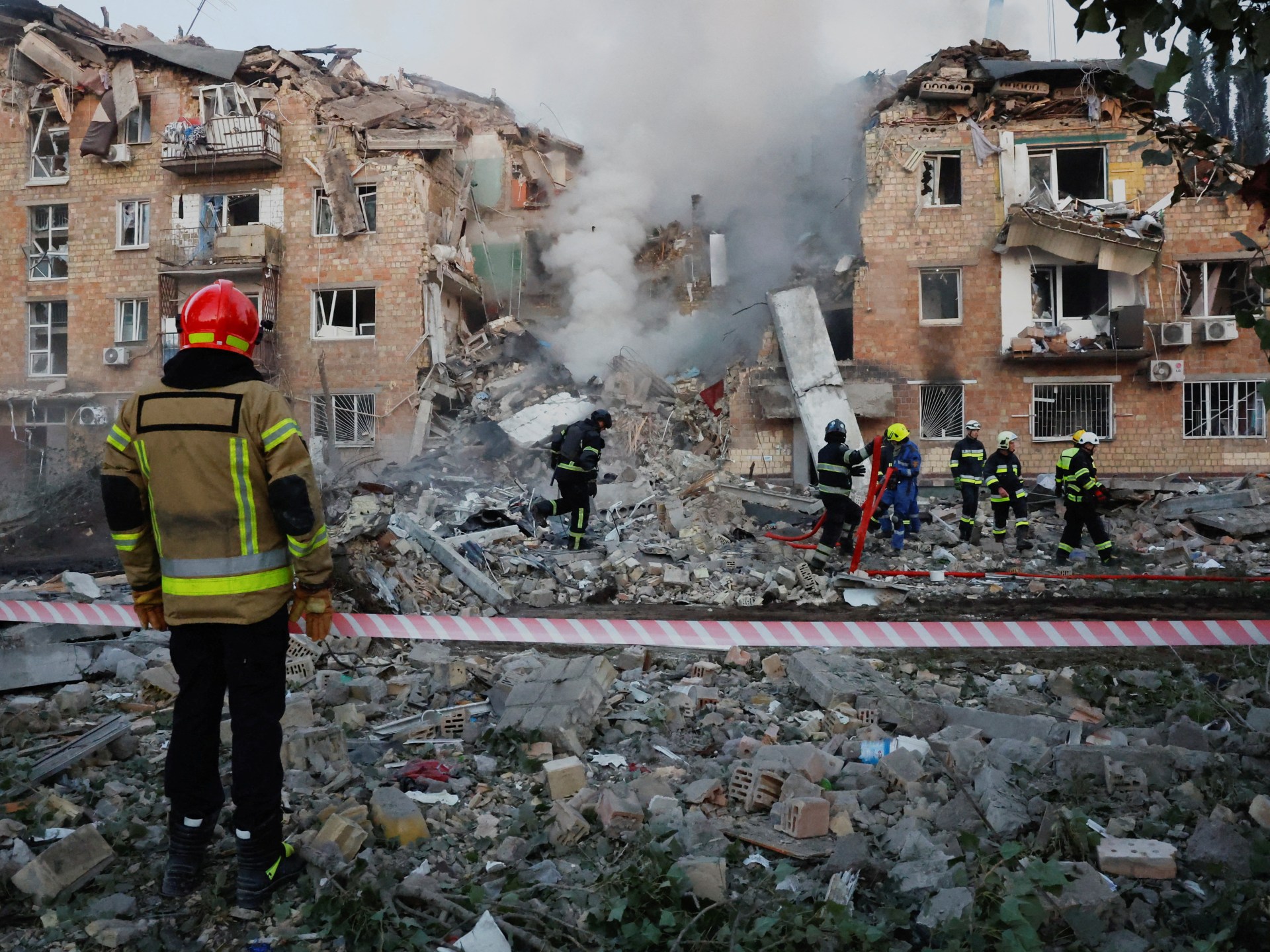 ¡Ataque masivo en Zaporizhia deja al menos 1 muerto y 24 heridos, incluyendo niños! Ucrania contraataca con bombardeos a refinerías rusas en medio de ofensiva nocturna devastadora