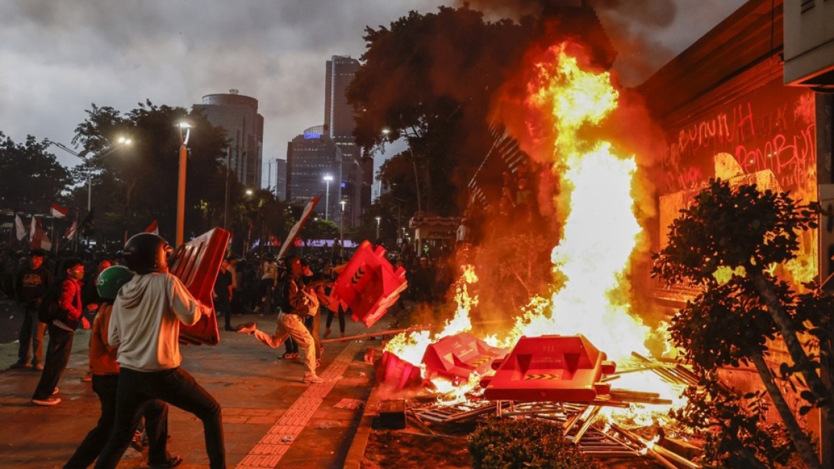 ¡Violento ataque en Indonesia! Protestantes incendian Parlamento en Sulawesi y dejan 3 muertos y varios heridos en medio de protestas masivas contra el gobierno