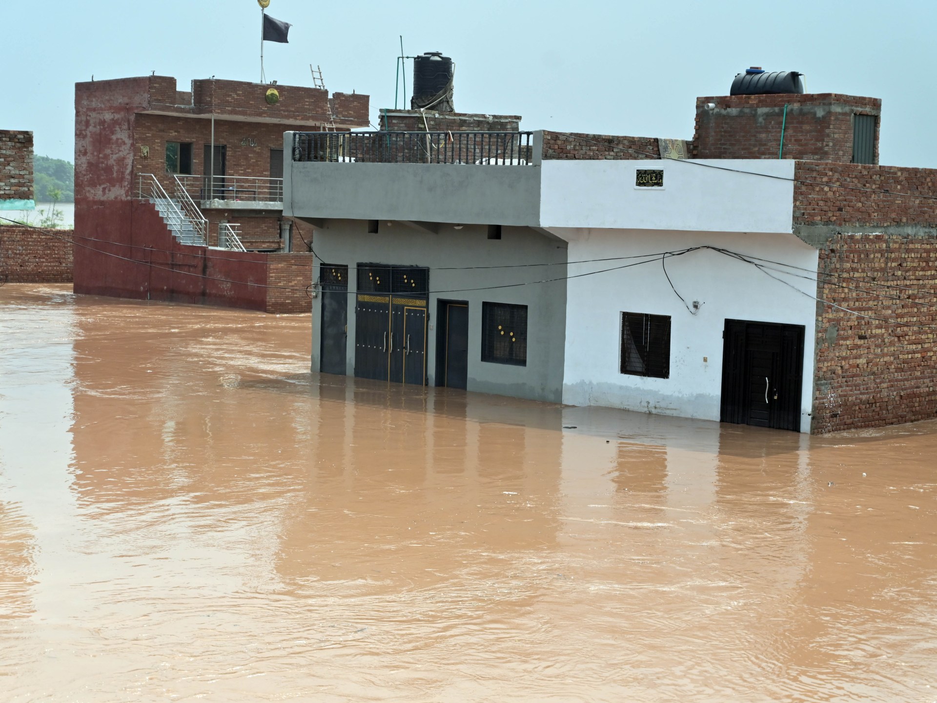 ¡Impactante! Por primera vez en la historia, las tres principales ríos de Punjab se desbordan simultáneamente, dejando a medio millón de personas desplazadas en la peor calamidad del país