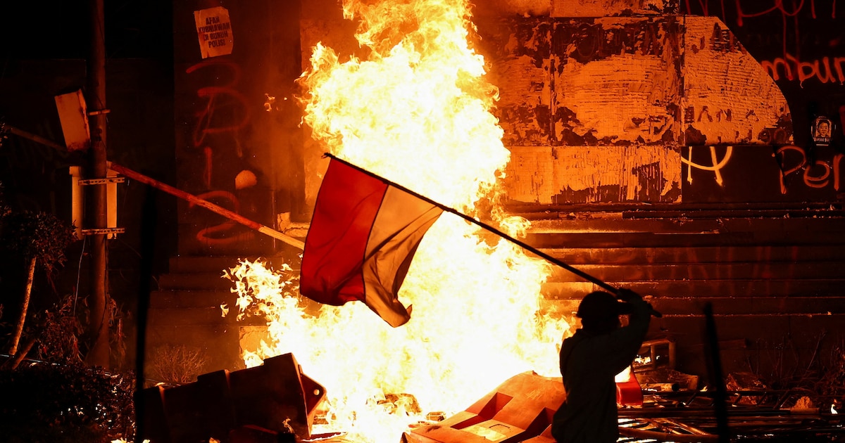¡Revolución en Indonesia! Manifestantes incendian el Parlamento en protesta por la muerte de un repartidor y el derroche de legisladores, dejando 3 muertos y un resplandor que ilumina la noche