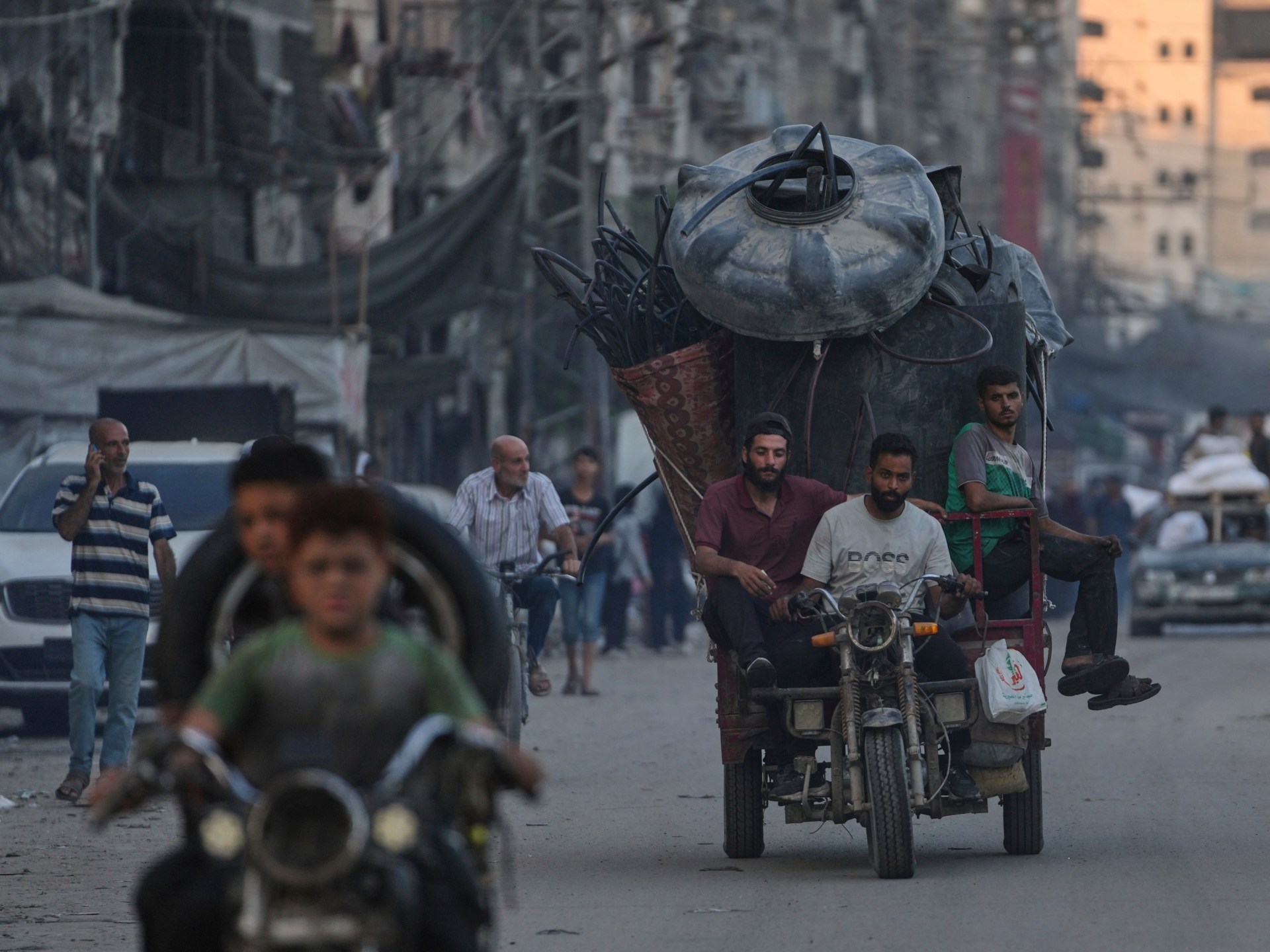 ¡Desplazamiento masivo en Gaza! Familias palestinas huyendo en la calle mientras Israel intensifica su ofensiva mortal para conquistar Gaza City