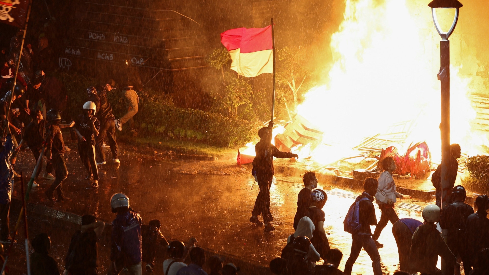 ¡Protestas y caos en Indonesia tras brutal muerte de repartidor a manos de la policía!