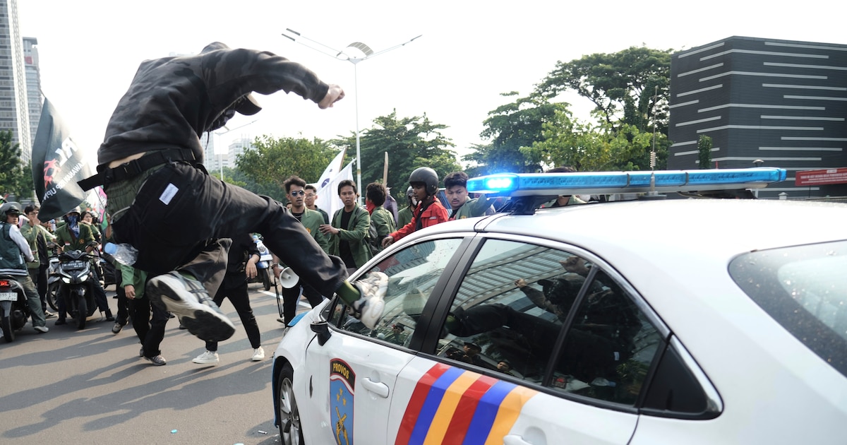 ¡TikTok suspende transmisiones en Indonesia tras violentas protestas que dejan 4 muertos y caos generalizado!
