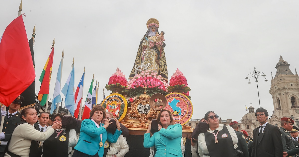 Dina Boluarte pide la protección de Santa Rosa durante ceremonia en Lima