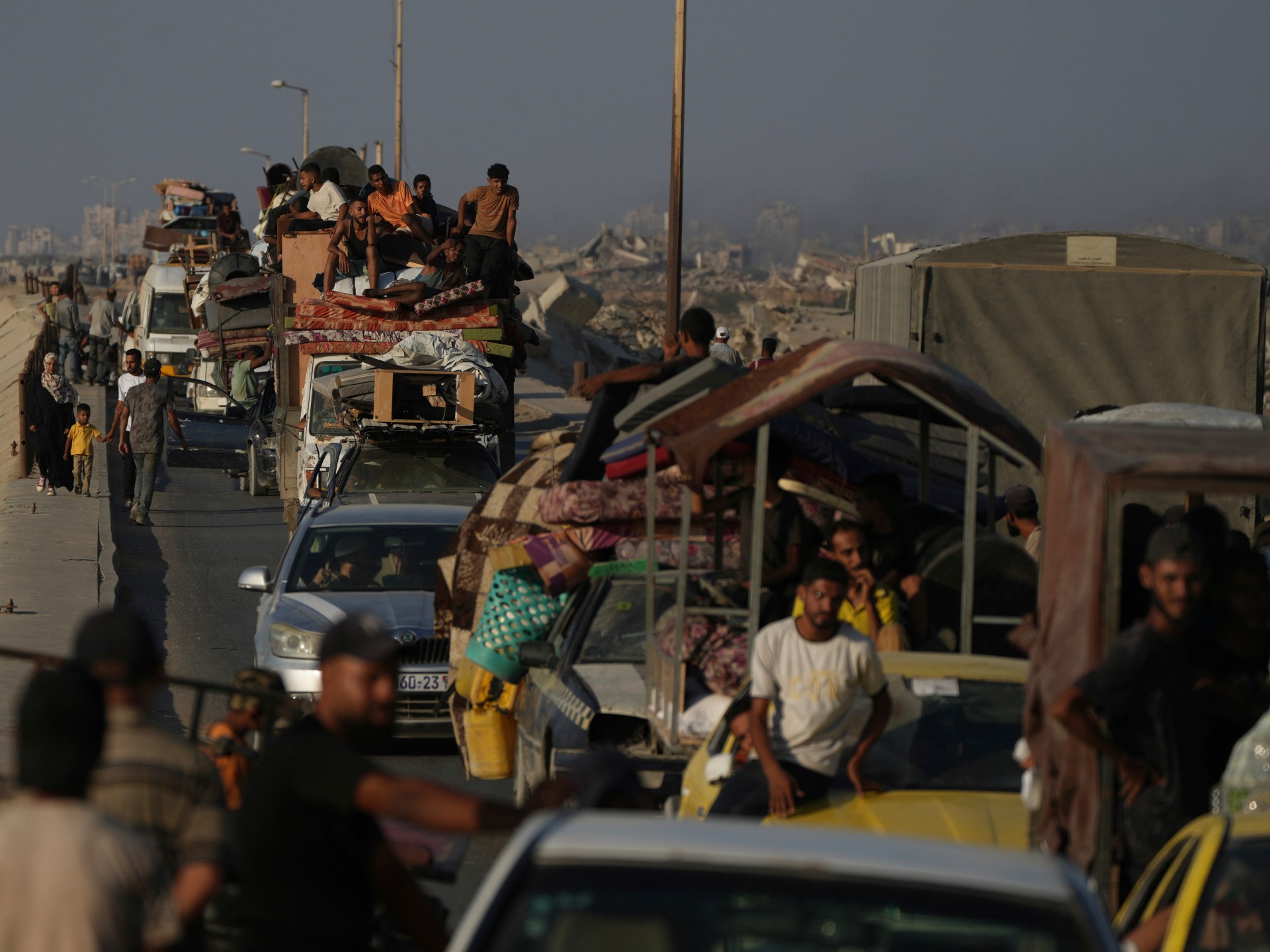 ¡Ataque masivo en Gaza: Israel intensifica bombardeos y obliga a cientos de civiles a huir en medio de una crisis humanitaria sin precedentes!