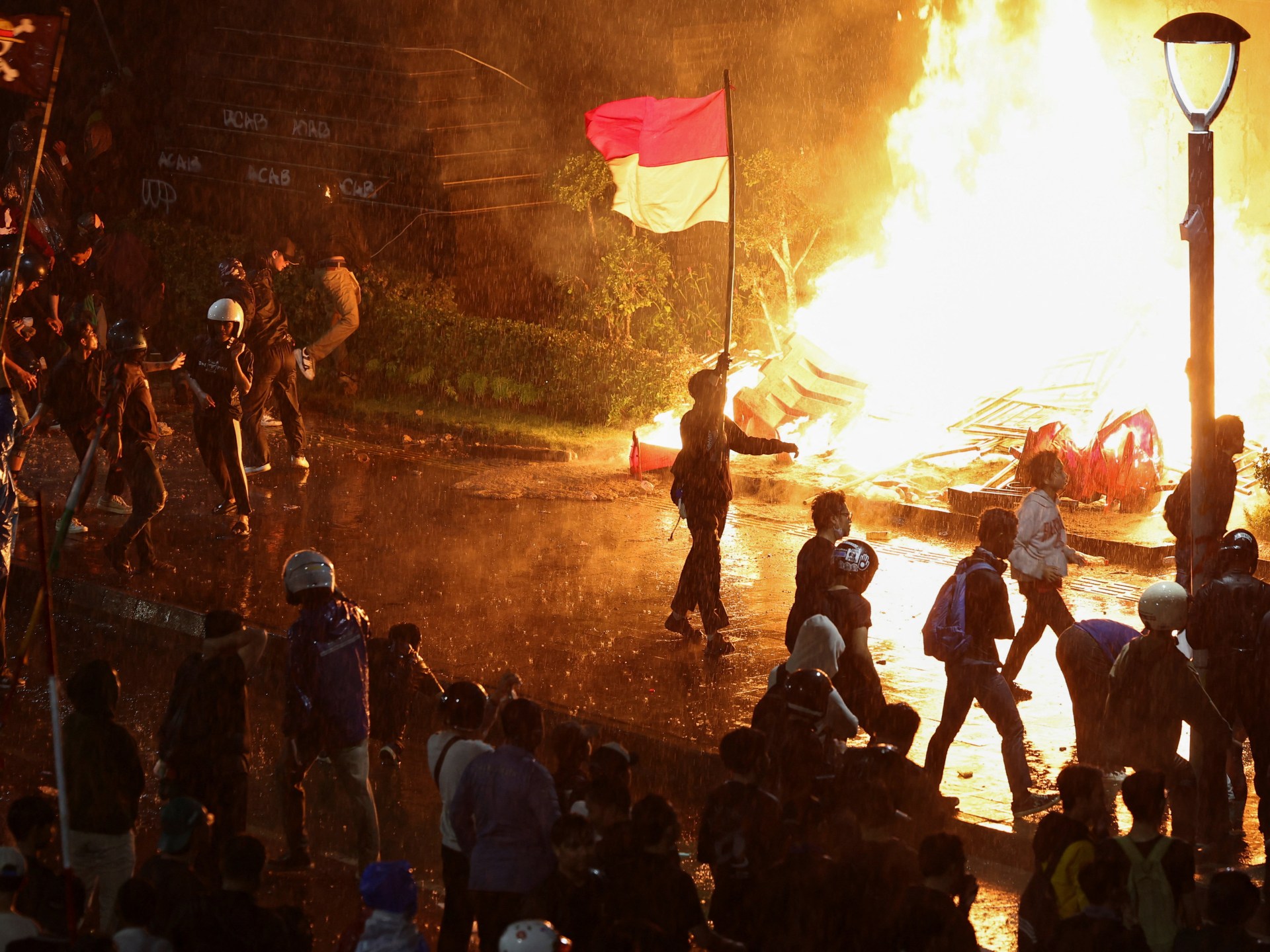 ¡Protestas Mortal en Indonesia: Vídeo del Conductor de Moto Taxi Atropellado Desata Violencia y Muertes en un Estallido de Rabia Popular!