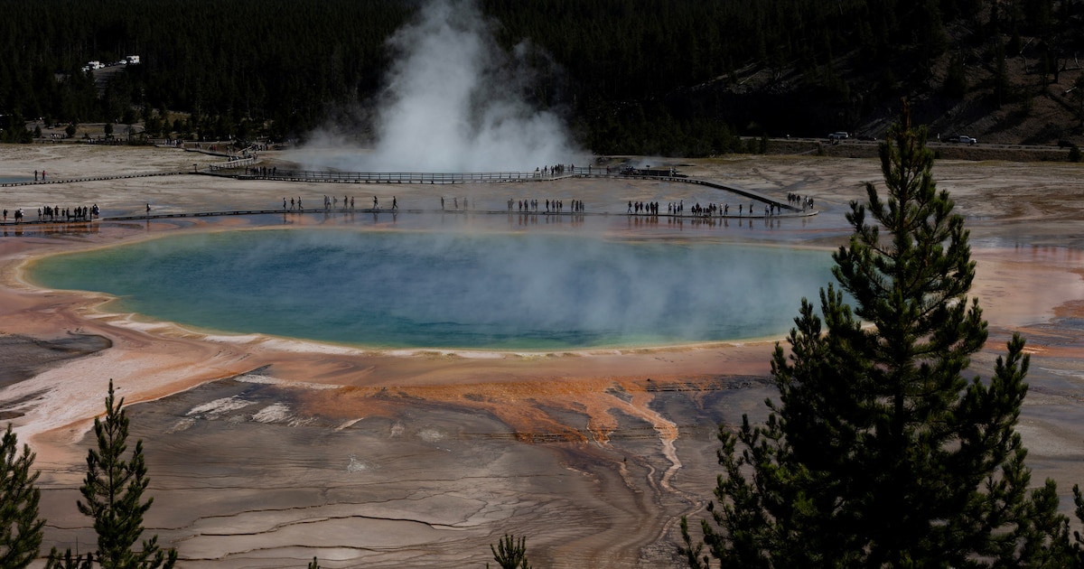 ¡Descubren cómo se originaron las proteínas en la Tierra primitiva! Científicos británicos revelan que las moléculas en aguas termales como Yellowstone pudieron haber dado vida a las primeras moléculas vitales — ¡Un avance que confirma el misterio del origen de la vida!