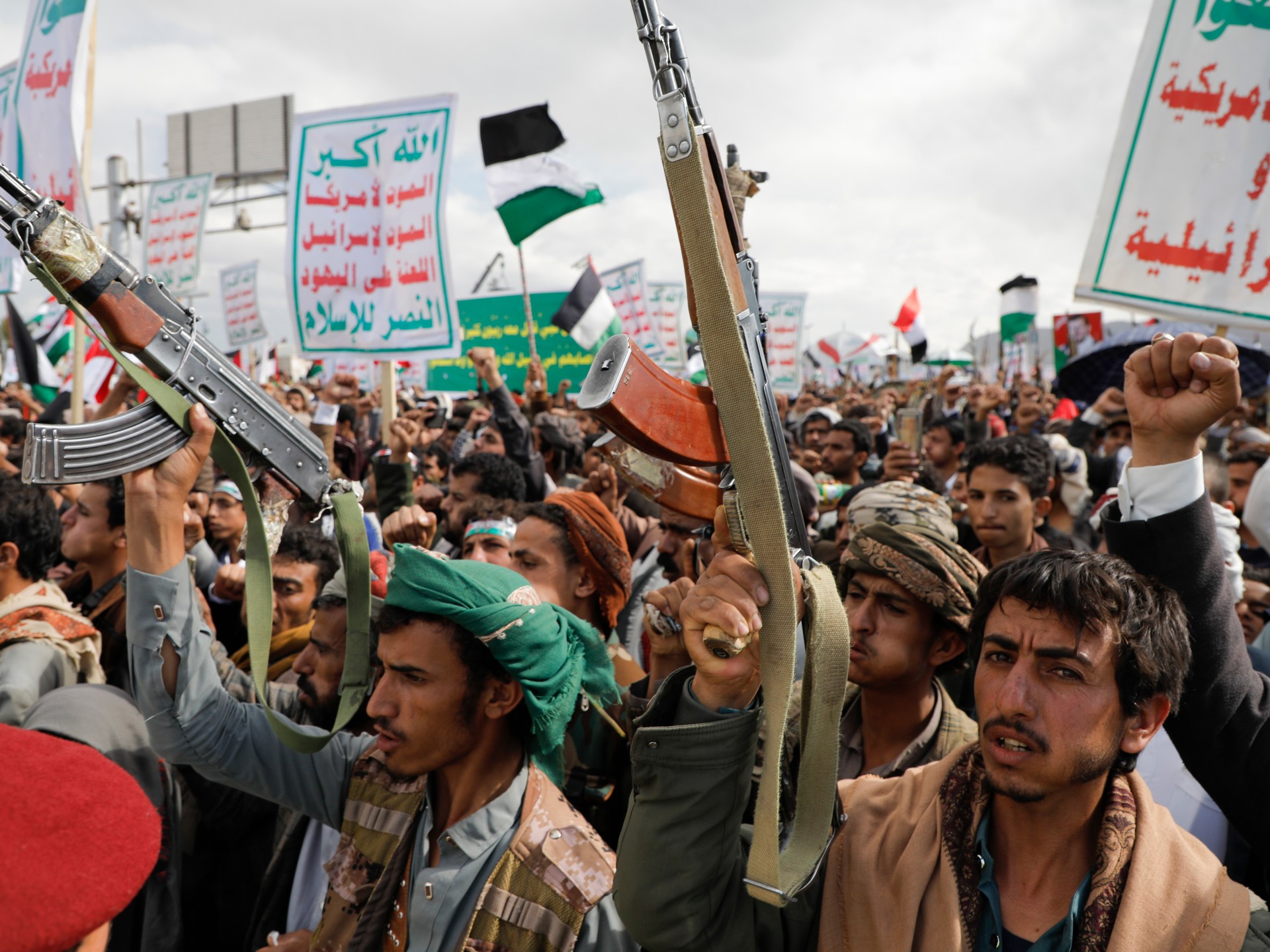 ¡Houthi desafía a Israel con furia: liderato Yemení califica los ataques como “crímenes de guerra” y promete seguir enfrentando a Jerusalén en solidaridad con Gaza!