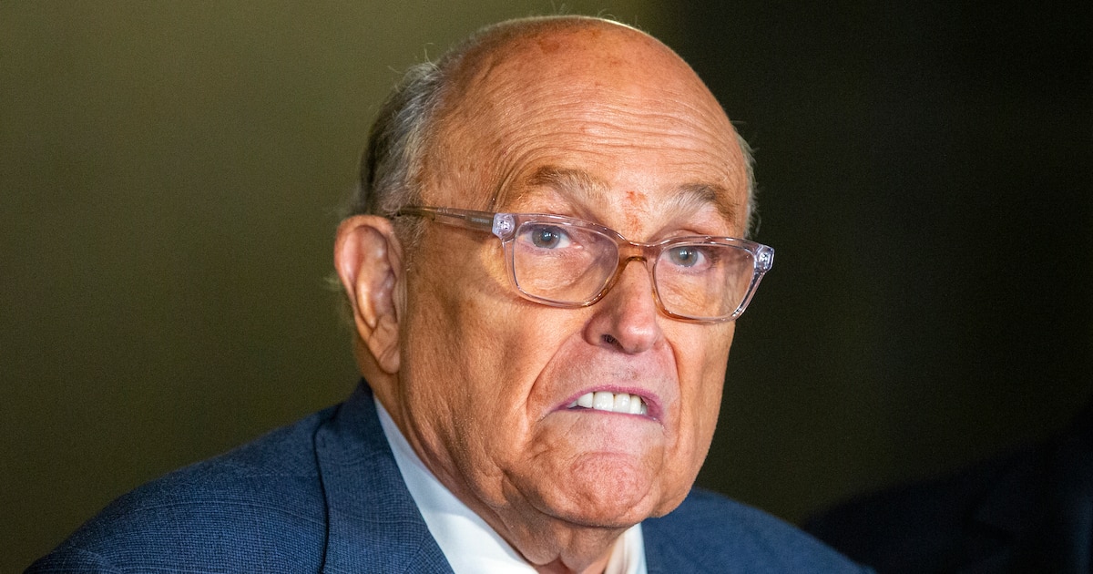 ¡Impactante! Rudy Giuliani, héroe que ayudó a víctima de violencia doméstica, sufre grave accidente automovilístico y termina con fractura vertebral a los 81 años