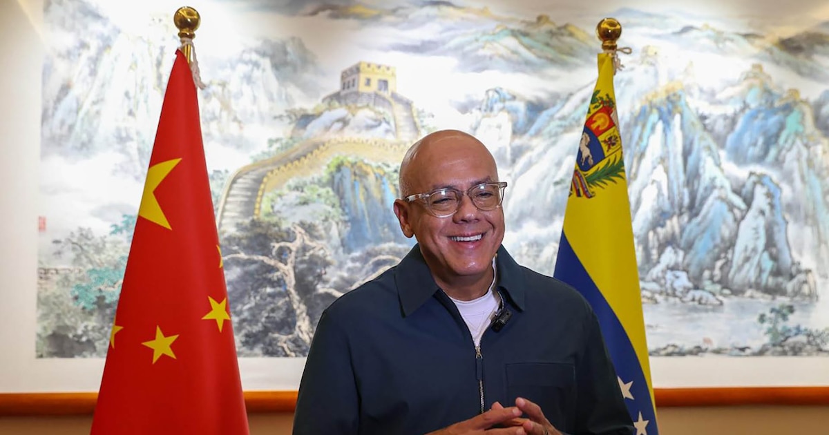 ¡Jorge Rodríguez viaja a China en medio de tensiones con EE.UU. para fortalecer alianza y rendir homenaje al gigante asiático en el Día de la Victoria!