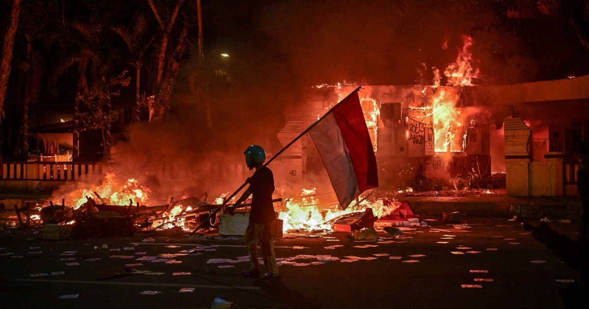 ¡Violento levantamiento en Indonesia! Seis muertos y protestas masivas en Yakarta y otras ciudades tras brutal represión policial