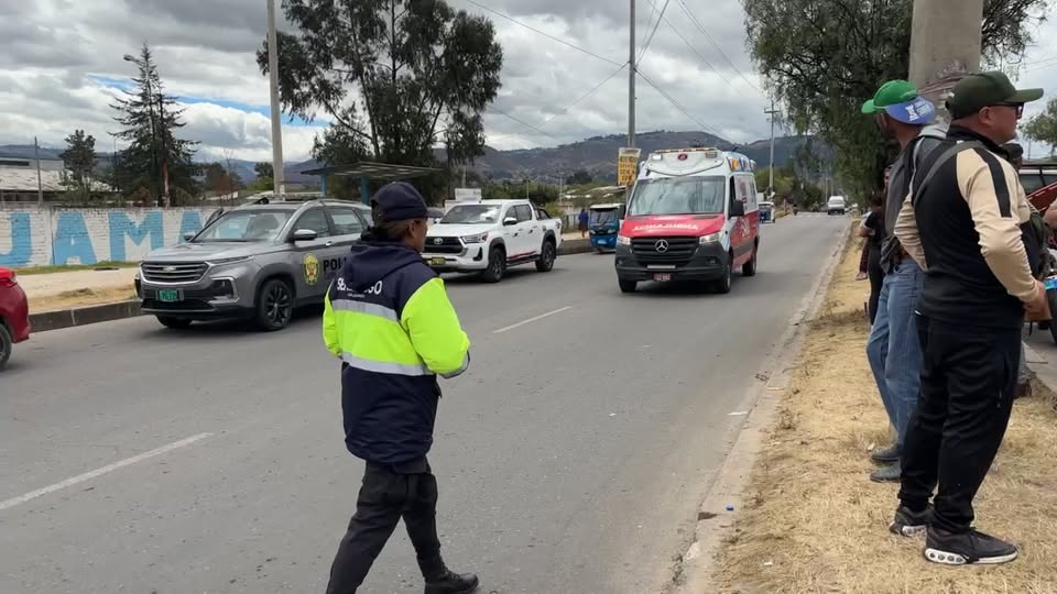 Choque entre moto taxi y moto lineal en carretera a Baños del Inca deja un herido
