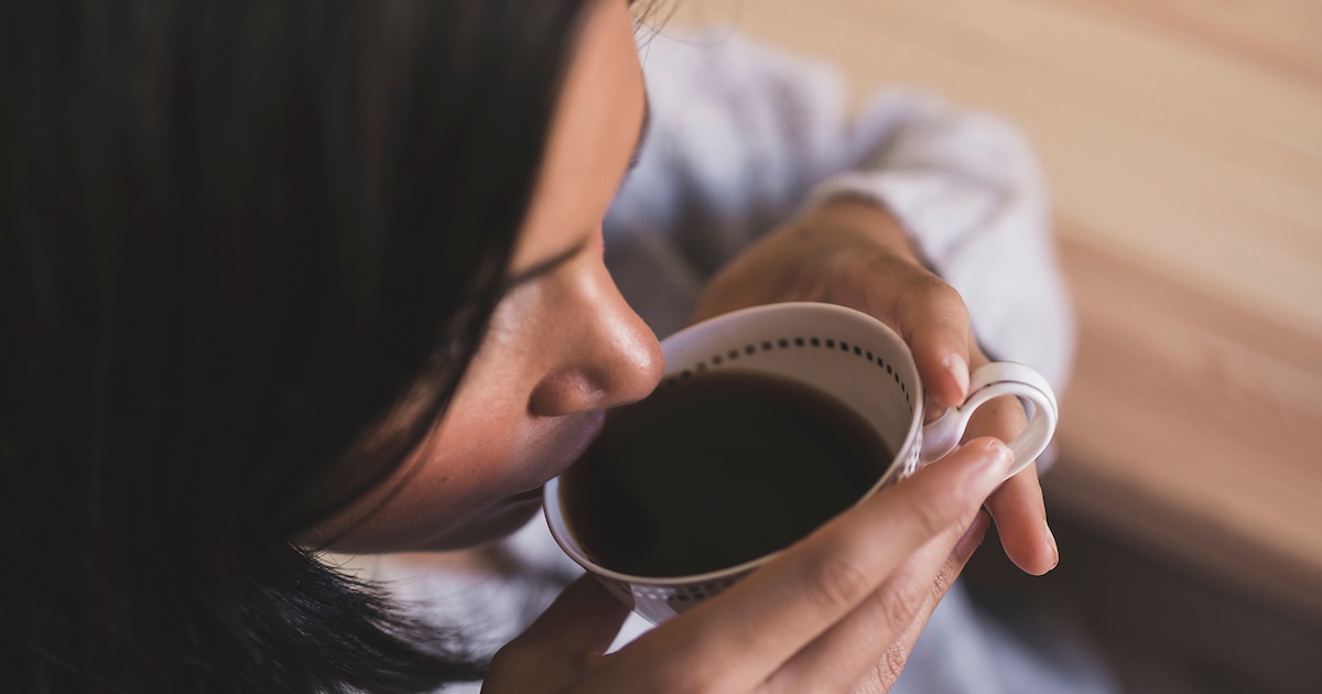 ¿Sabes cuánto café y bebidas energizantes puedes consumir sin poner en riesgo tu salud? La Mayo Clinic revela el límite de 400 mg de cafeína diario y consejos para evitar efectos adversos