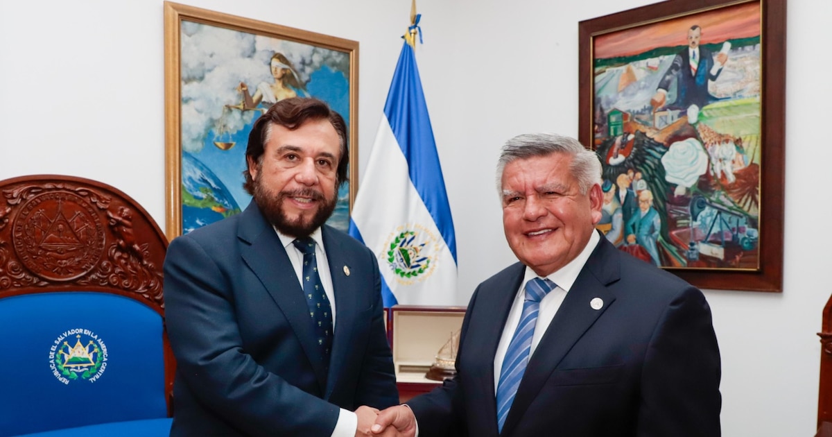 César Acuña anuncia planes para fortalecer la presencia de la UCV en El Salvador