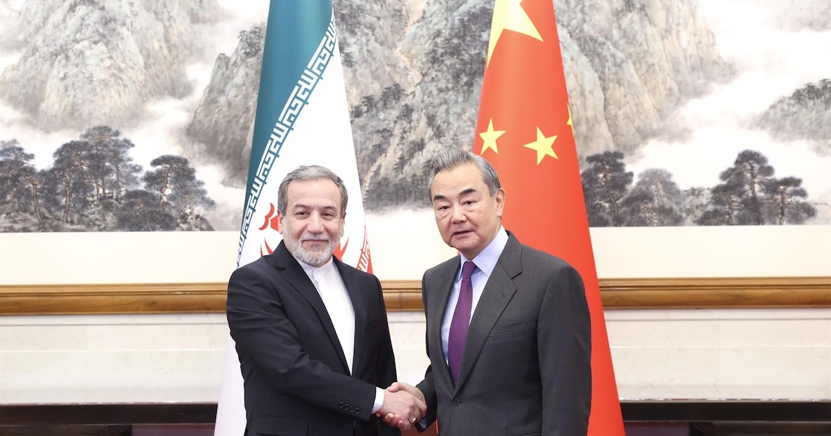 China sigue comprando petróleo iraní en secreto a pesar de las sanciones de EE.UU. mediante una «flota fantasma» en alta mar