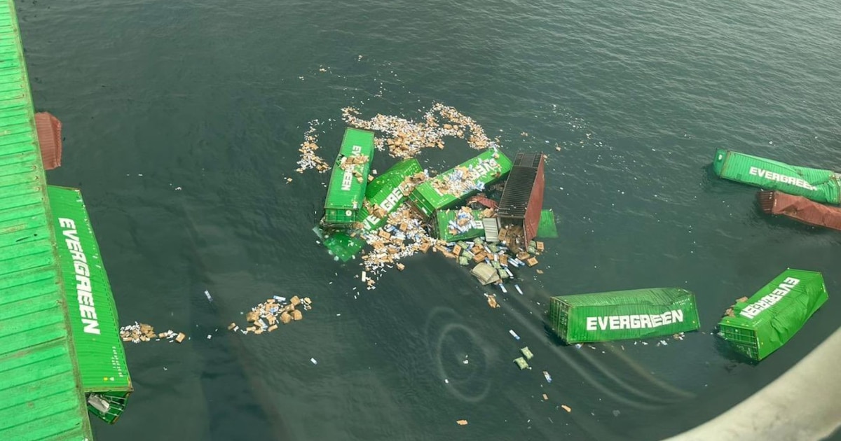 Puerto del Callao reabre tras hundimiento de más de 50 contenedores asiáticos en el mar de Perú