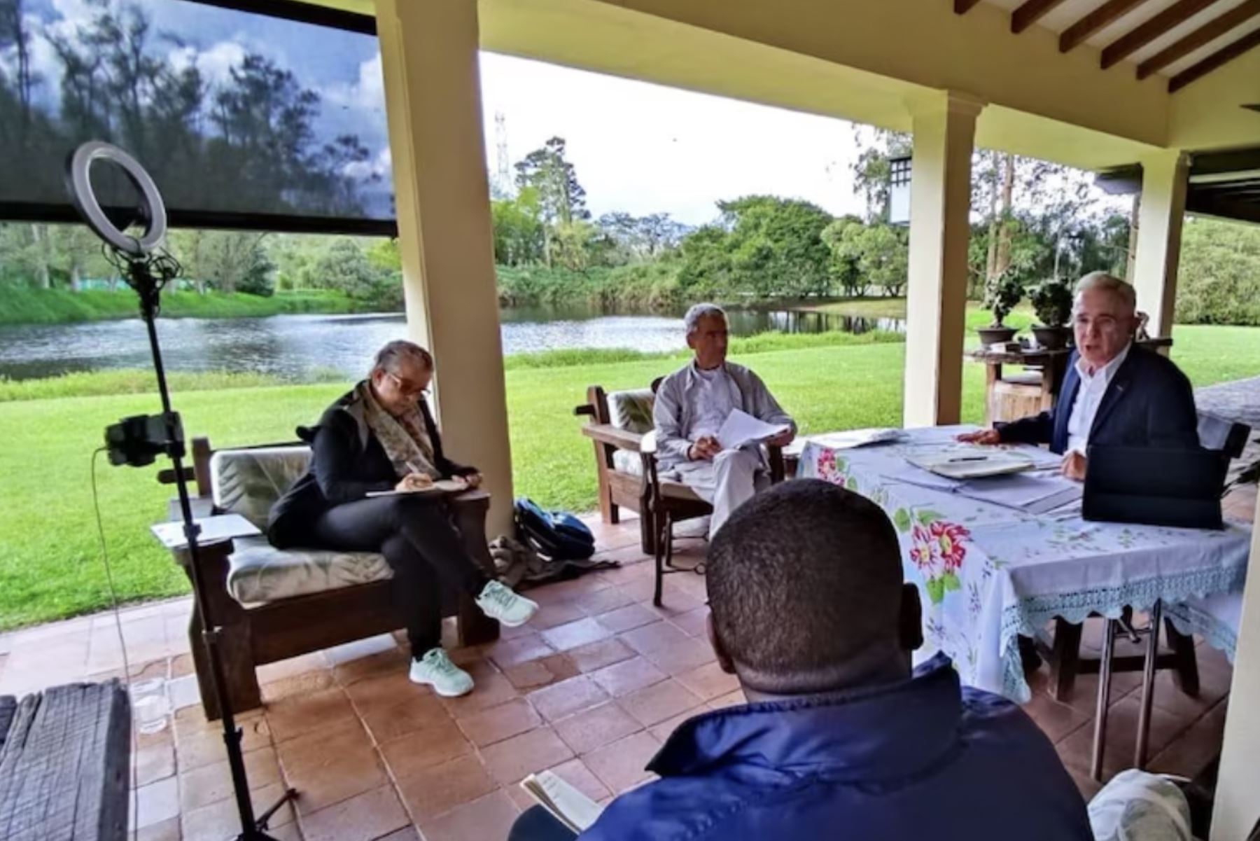 Una propiedad con lago y caballos de paso fino: el sitio donde Álvaro Uribe cumplirá su condena
