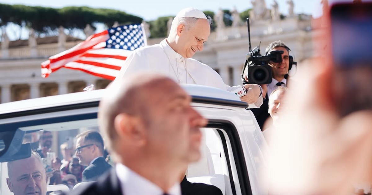 El Papa León XIV, primer pontífice estadounidense, sorprende al recibir y degustar una pizza de Chicago en el Vaticano