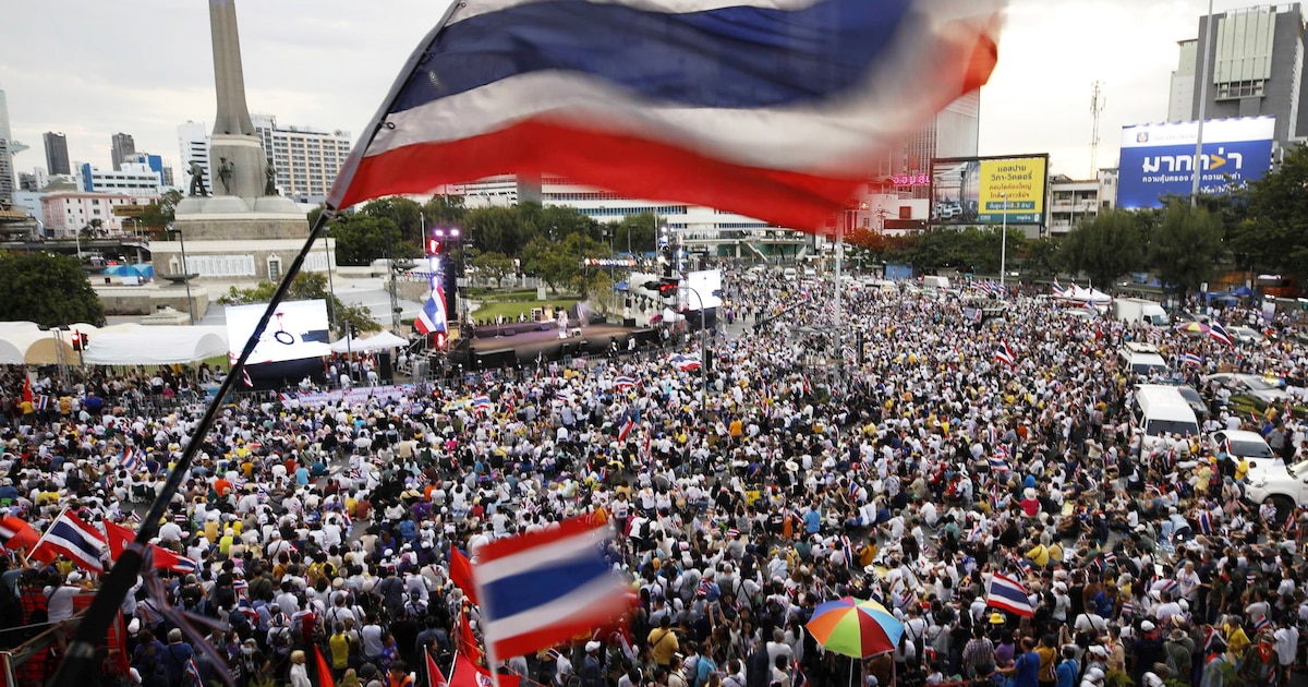 Miles de tailandeses exigen la renuncia de la primera ministra Paetongtarn Shinawatra tras crisis fronteriza y respaldo al ejército