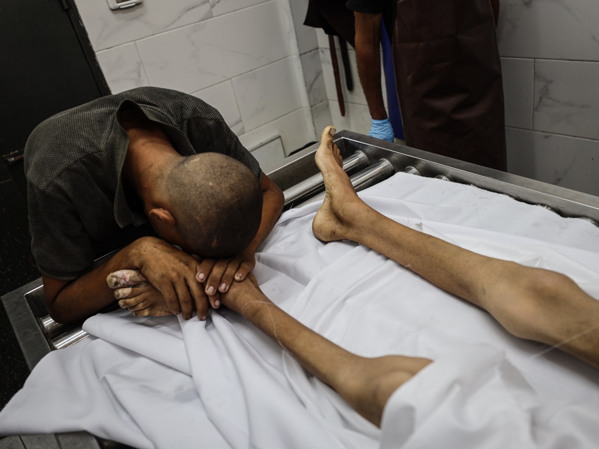 Joven palestino de 17 años muere de inanición en Gaza bajo bloqueo israelí, mientras la crisis alimentaria deja al menos siete fallecidos en 24 horas