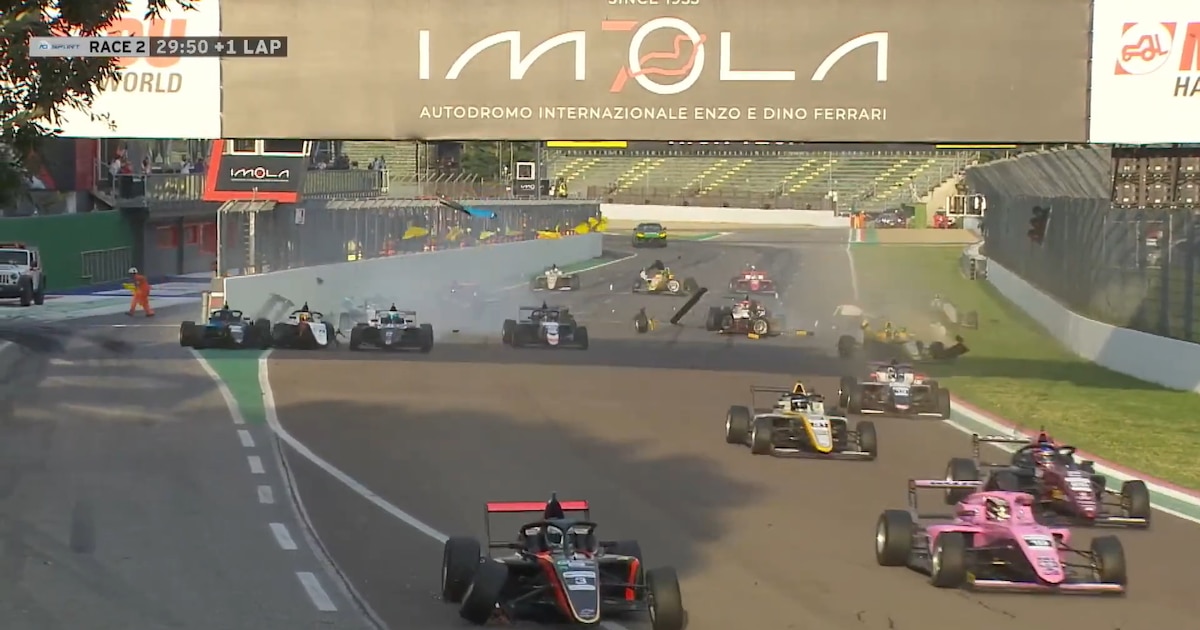 Impactante: Multitudinario accidente en la Fórmula 4 Italiana en Imola deja 15 autos involucrados sin lesiones graves