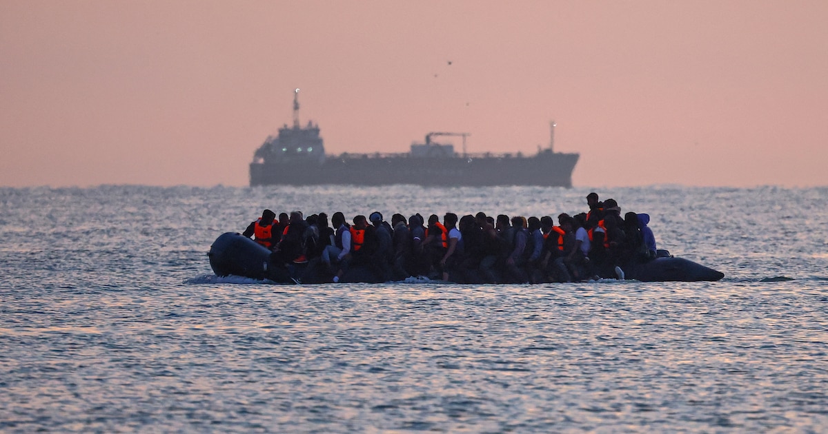 Reino Unido sanciona con hasta cinco años de cárcel por promover pasaportes falsos y tráfico de migrantes en redes sociales