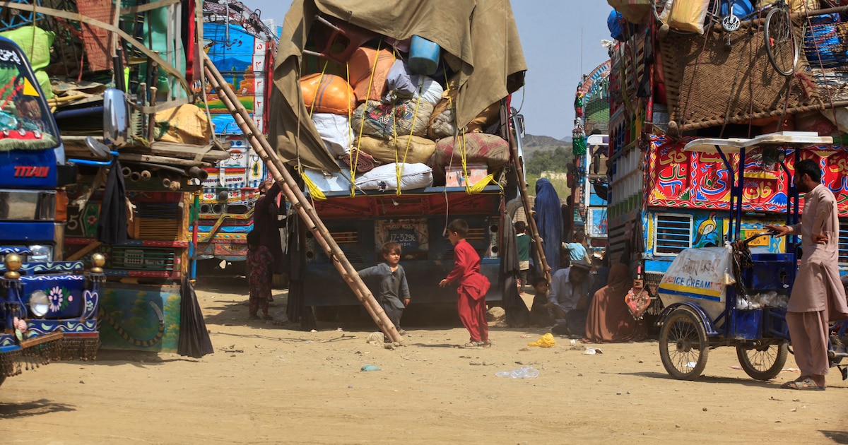 Pakistán reanuda deportaciones forzadas de 1.4 millones de refugiados afganos tras negarse a extender su estadía