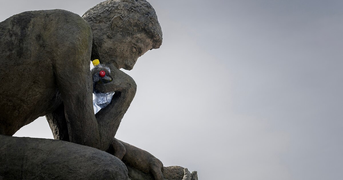 Escultura de «El pensador» frente a la ONU denuncia la crisis mundial de contaminación por plásticos