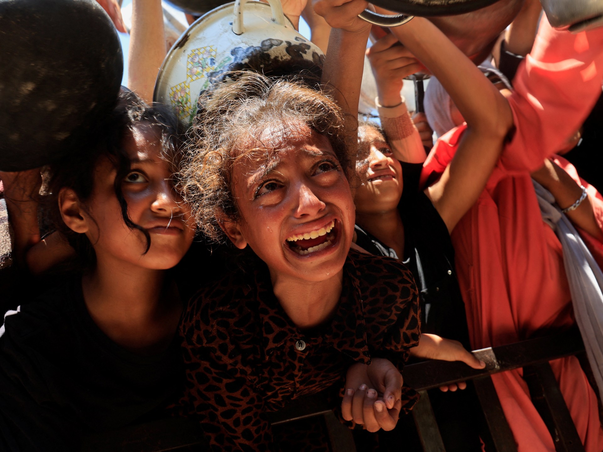 Israel limita en solo 86 camiones de ayuda diaria a Gaza, mientras continúa la violencia que deja al menos 74 palestinos fallecidos, incluyendo civiles buscando asistencia humanitaria