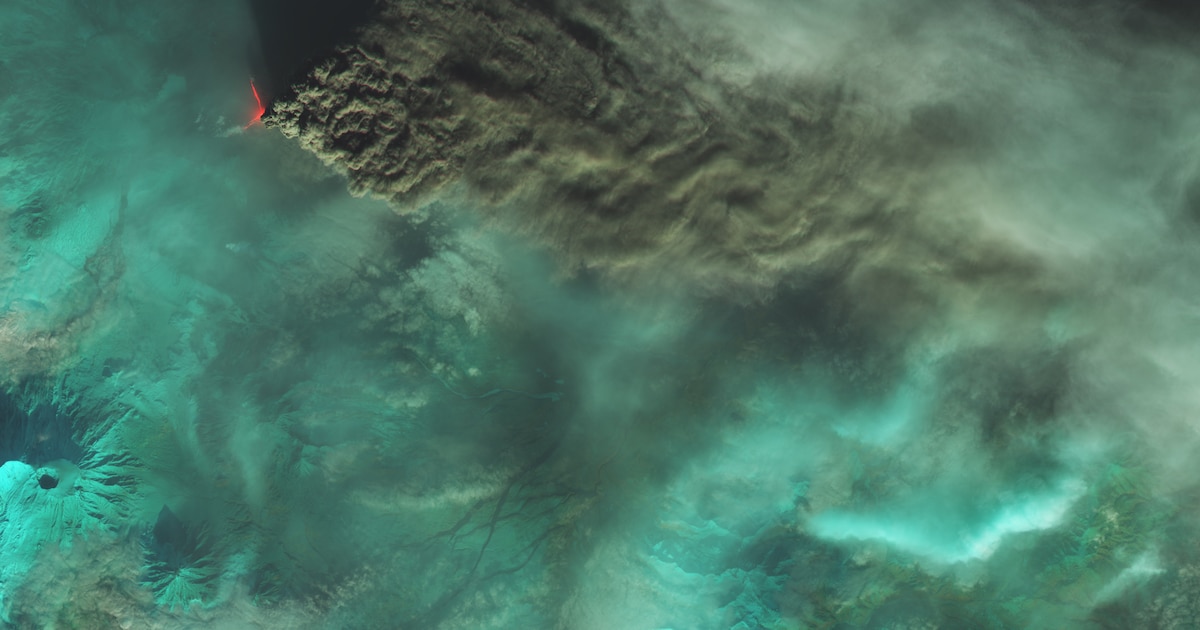 Impactante erupción del volcán Klyuchevskoy en Kamchatka tras terremoto de 8,8 en Rusia