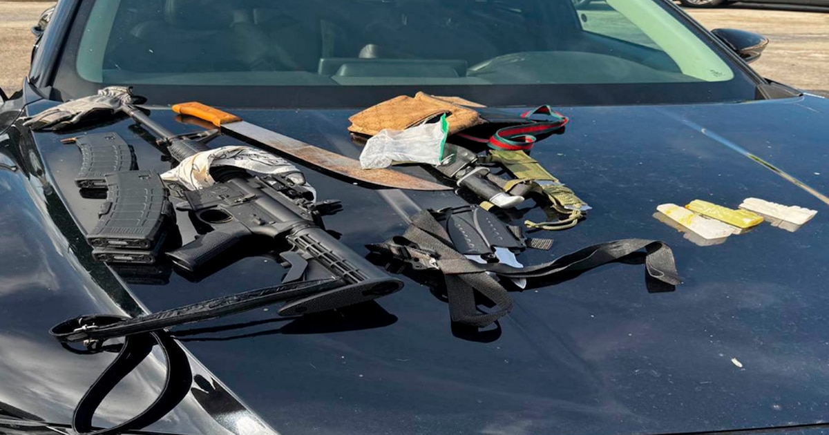 Detienen a hombre en Palm Beach con rifle AR-15 cargado y cuchillos ocultos en área restringida del aeropuerto