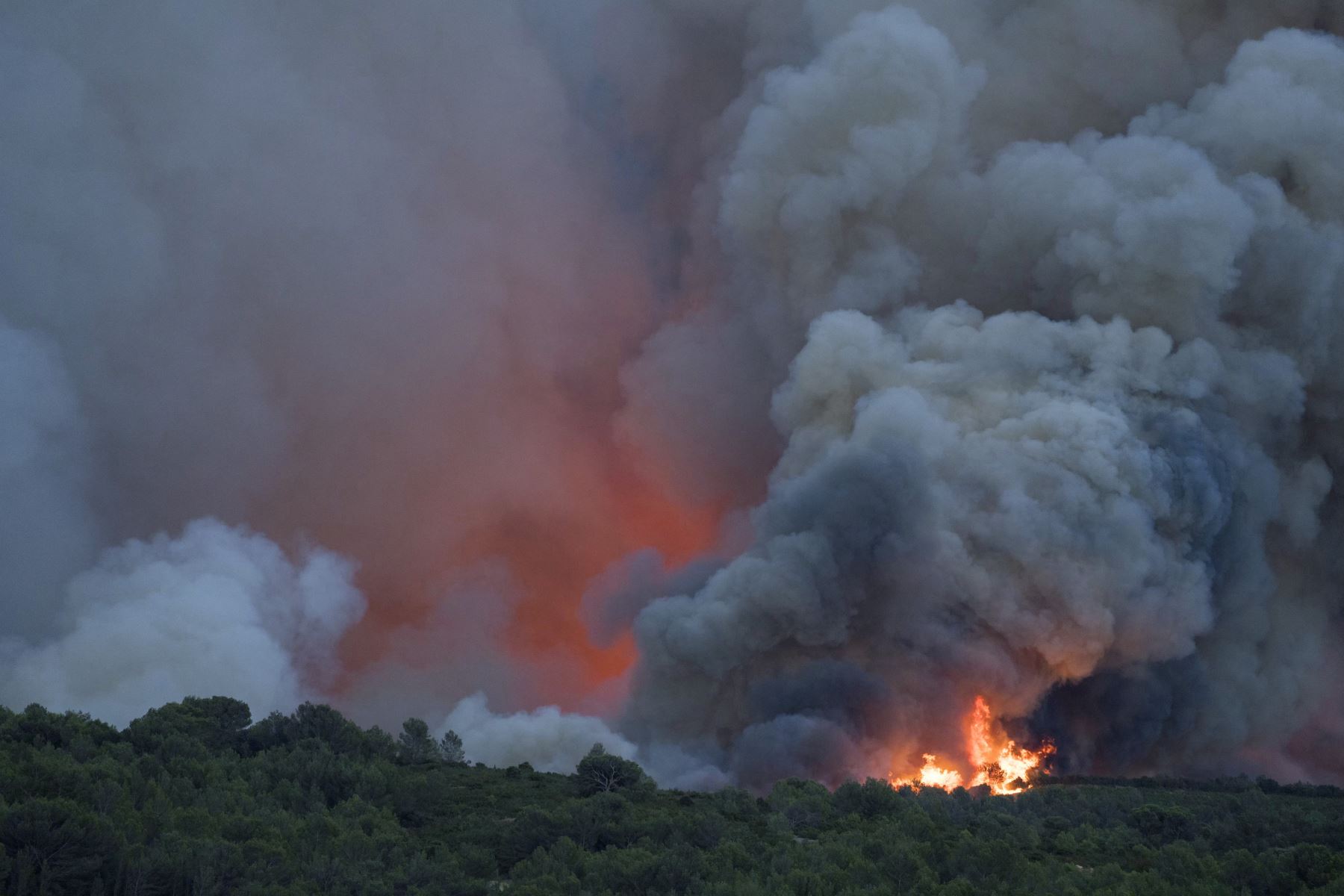 Alerta máxima en Francia por incendio devastador que consume 8,000 hectáreas de bosque