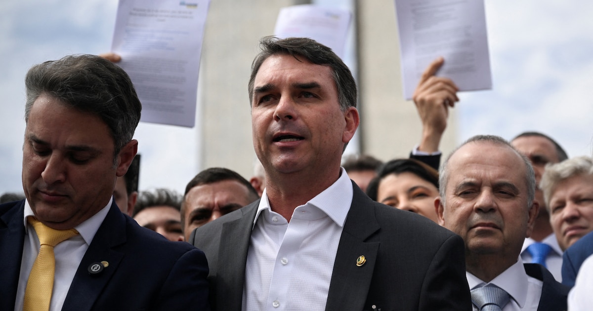 Legisladores de ultraderecha en Brasil amenazan con destituir a juez de la Corte Suprema tras ordenar arresto domiciliario a Jair Bolsonaro
