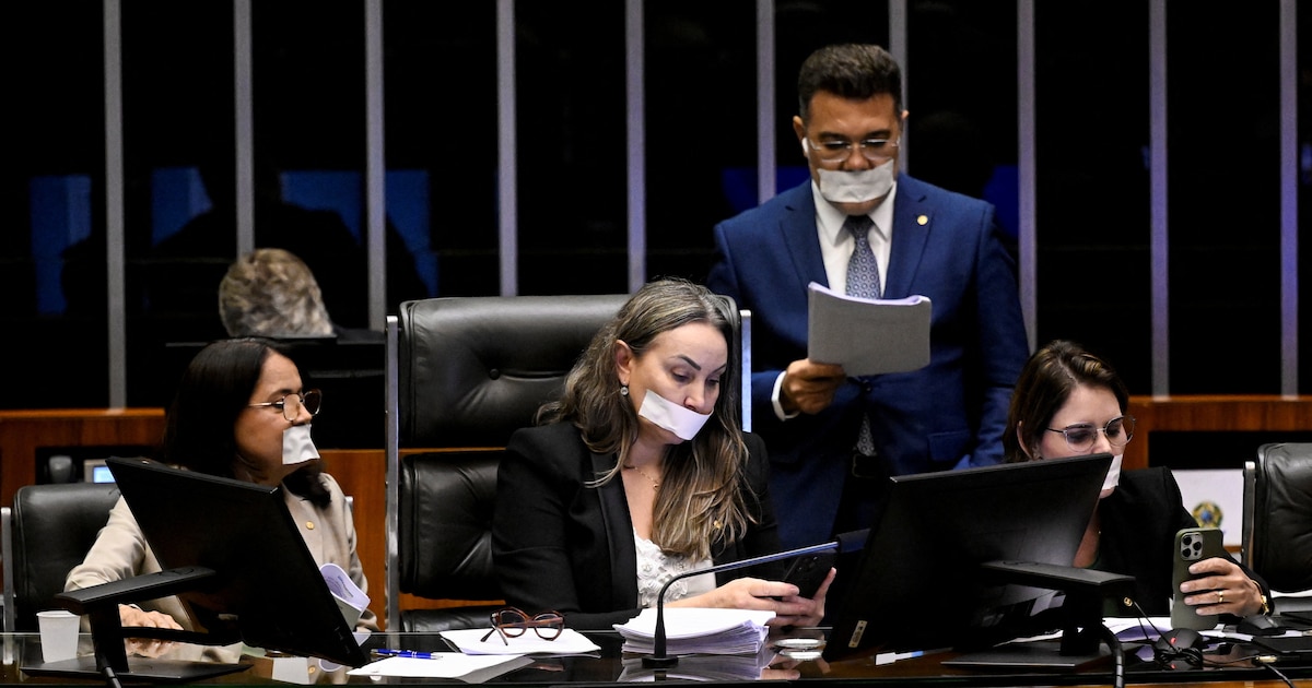 Oposición en Brasil detiene sesiones y se tapa la boca con cinta en protesta por arresto domiciliario de Bolsonaro