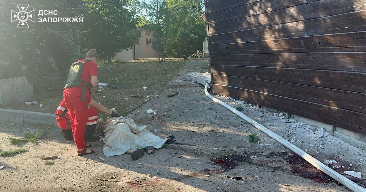 Ataque ruso en Zaporizhzhia deja 2 muertos y 12 heridos, destruye viviendas y genera crisis humanitaria