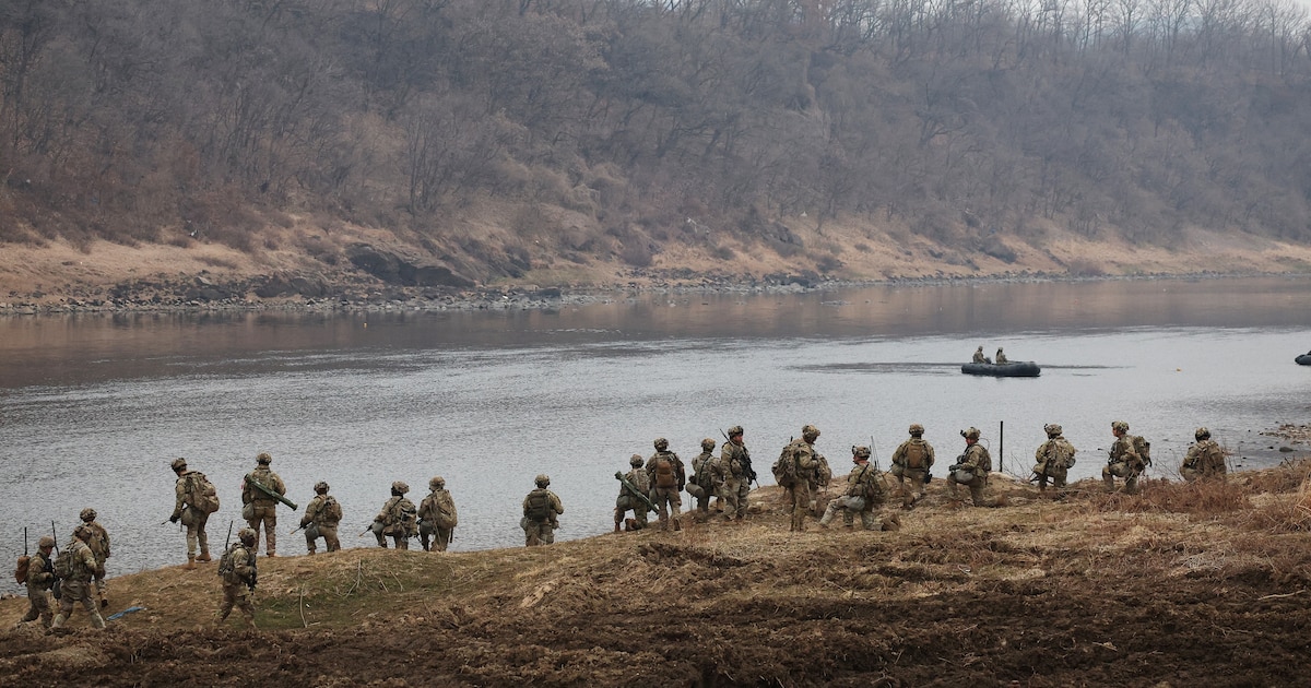 Corea del Sur rescata a norcoreano que intentó desertar cruzando el río Han con bloques de poliestireno