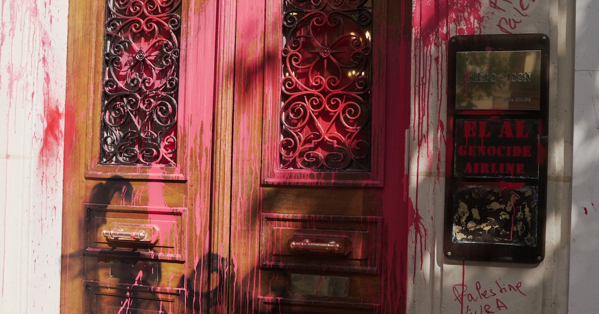 Vandalizan oficina en París de aerolínea israelí El Al con lemas antisemitas en medio de aumento de crímenes de odio en Francia