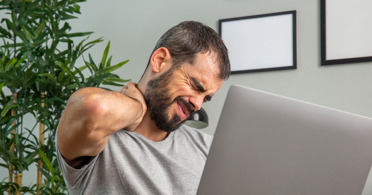El auge del ‘cuello tecnológico’: cómo la postura encorvada por pantallas afecta la salud de todas las edades