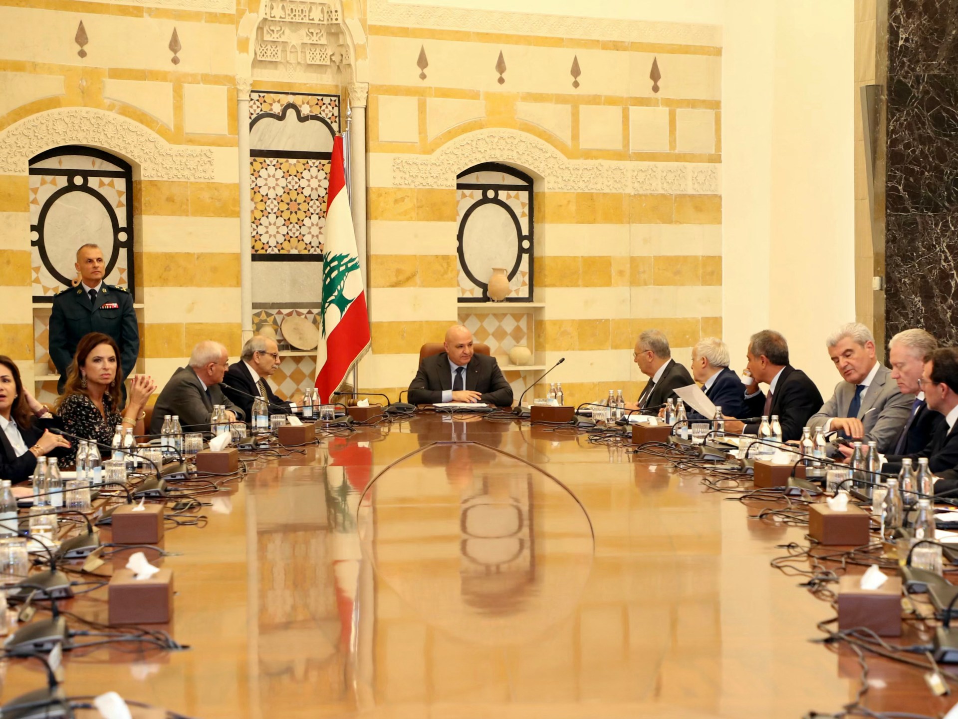 Levantamiento en Líbano: Gobierno aprueba plan de EE. UU. para desarmar a Hezbollah, mientras el grupo denuncia humillación y continúa resistencia contra Israel
