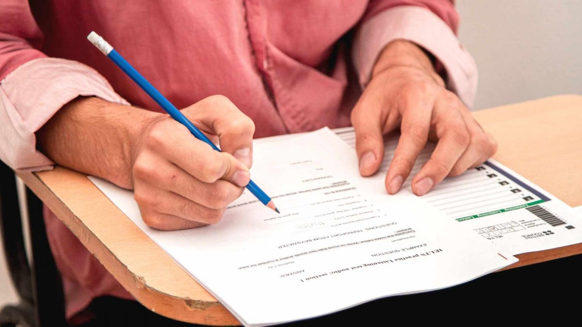 Escándalo en Argentina por fraude masivo en ingreso a residencias médicas y uso de lentes inteligentes para grabar el examen